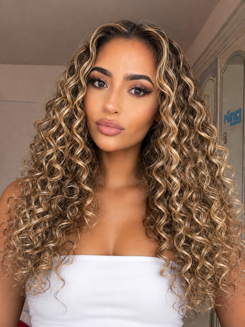 Model wears 200g Goddess Weft in 22 inches. Custom shade.